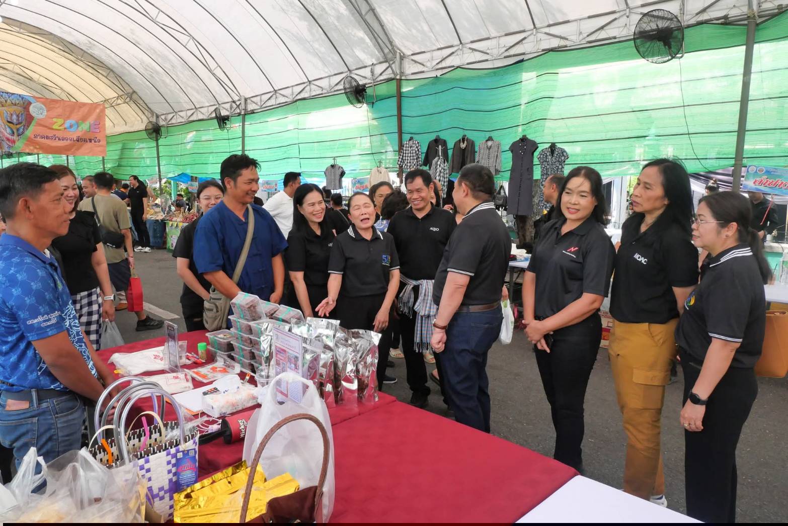 title - เลขาธิการ ส.ป.ก. เยี่ยมทักทายเกษตรกรและซื้อสินค้าในบรรยากาศวันสุดท้ายของการออกร้านขายสินค้า จากเขตปฏิรูปที่ดิน ส่งท้ายงานครบรอบ 51 ปี ส.ป.ก. ณ สำนักงานการปฏิรูปที่ดินเพื่อเกษตรกรรม